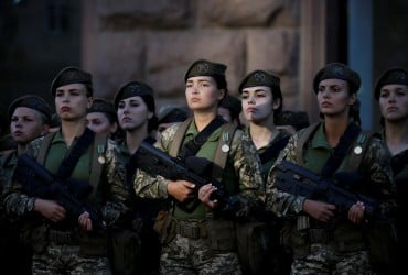 Мобілізація жінок в Україні: в РНБО розказали, чи призиватимуть українок на війну