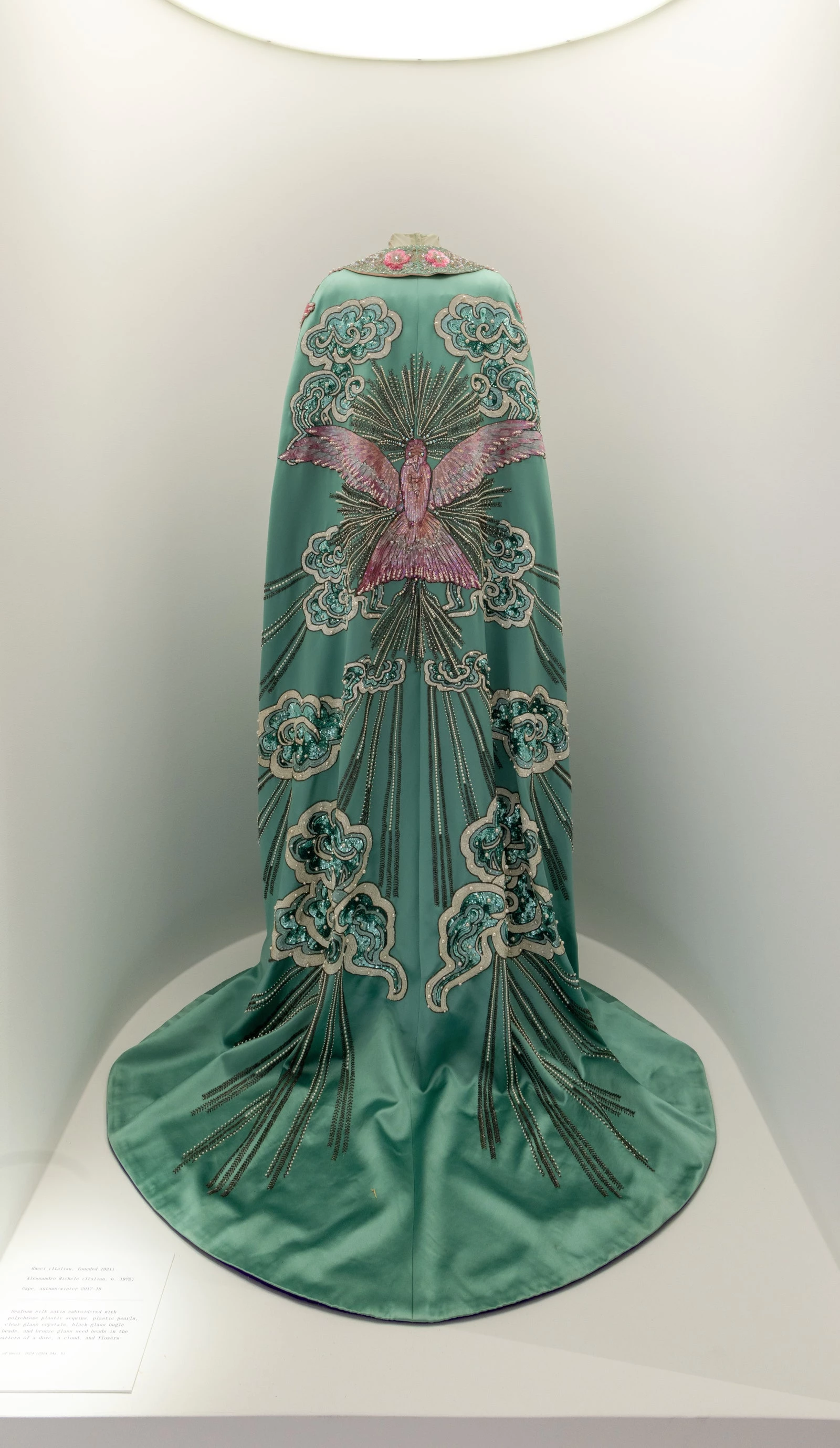 Кейп Gucci by Alessandro Michele, натхненний сукнею вище. Photo: © The Metropolitan Museum of Art3