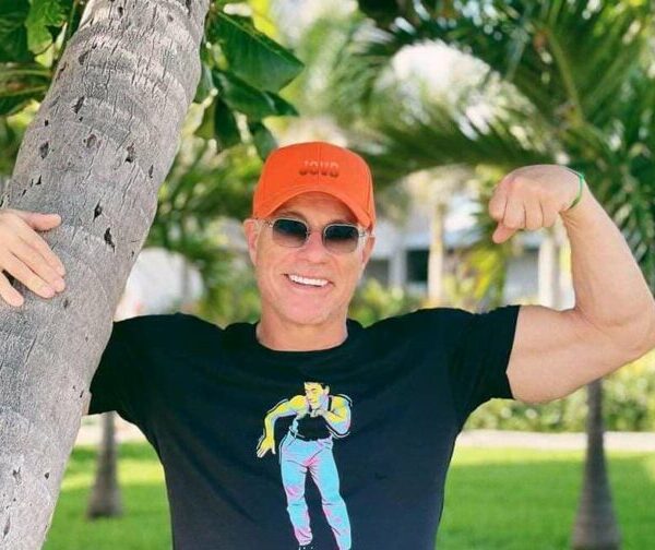 Жан Клод Ван Дамм відзначив 63-річчя та відтворив легендарне фото