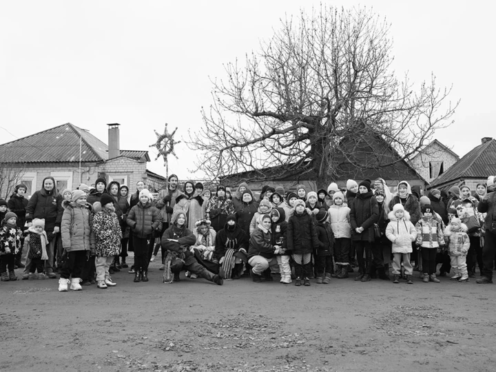 Маски, колядки та вертеп у знищених селах: фоторепортаж з прифронтового Сходу2