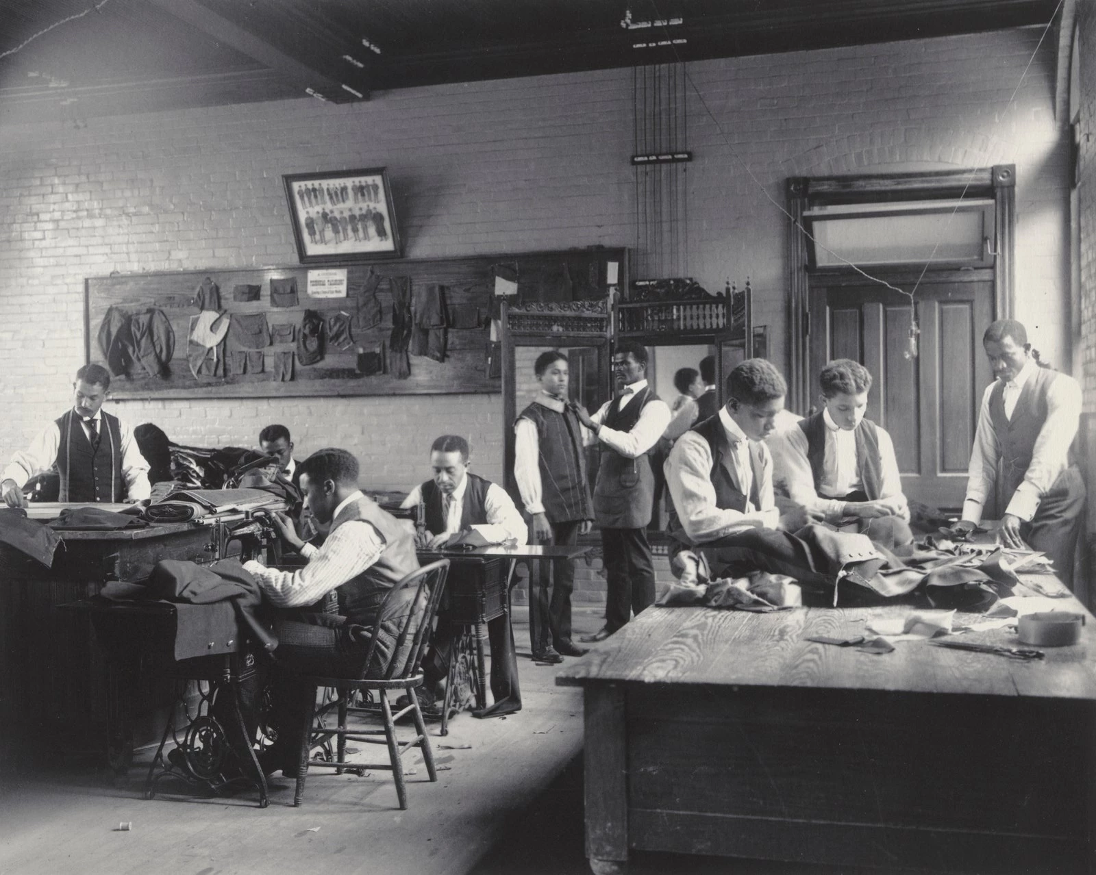 Фотографія Tailors at work (1899–1900), зроблена Френсісом Бенджаміном Джонстоном, відображає процес роботи кравців наприкінці XIX століття. Вона зберігається в Музеї сучасного мистецтва в Нью-Йорку, передана в дар Лінкольном Кірстейном.0