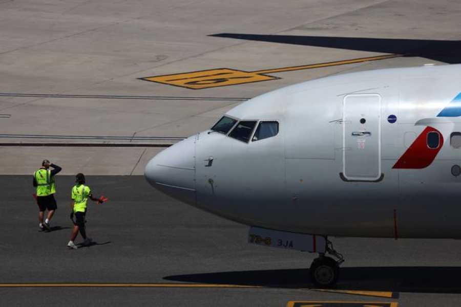 Працівники аеропорту йдуть біля Boeing 737 American Airlines