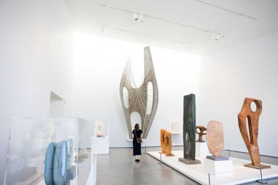 Скульптури в галереї Hepworth