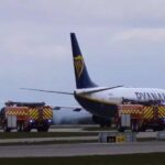 Літак Ryanair оточений пожежними машинами в аеропорту Манчестера після вимушеної…