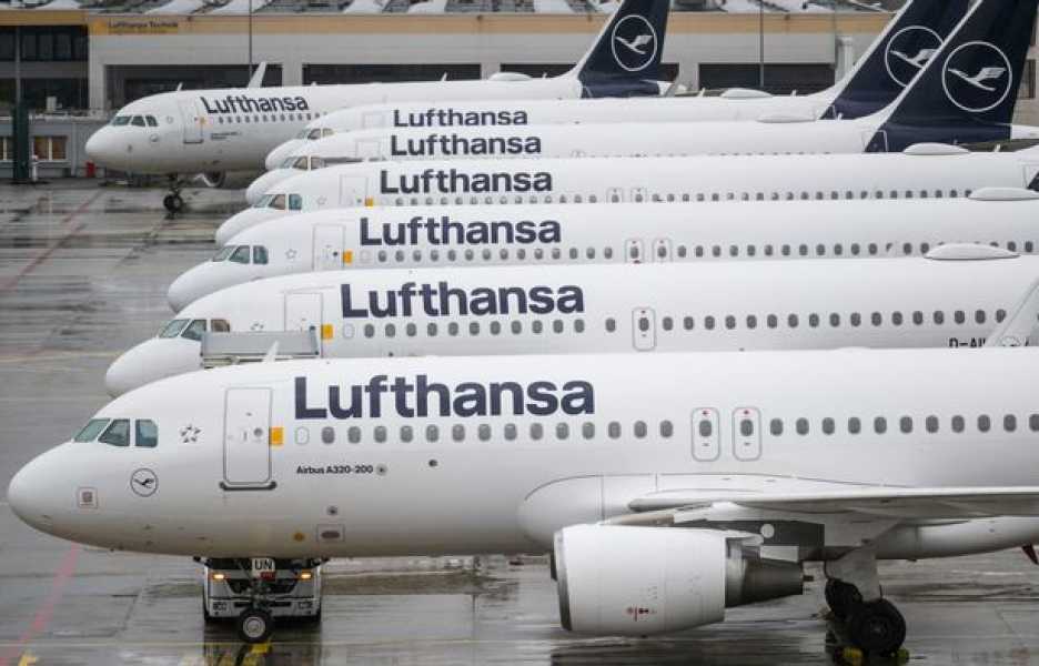 Літак Lufthansa припаркований в аеропорту Франкфурта під час одноденного загальнонаціонального страйку