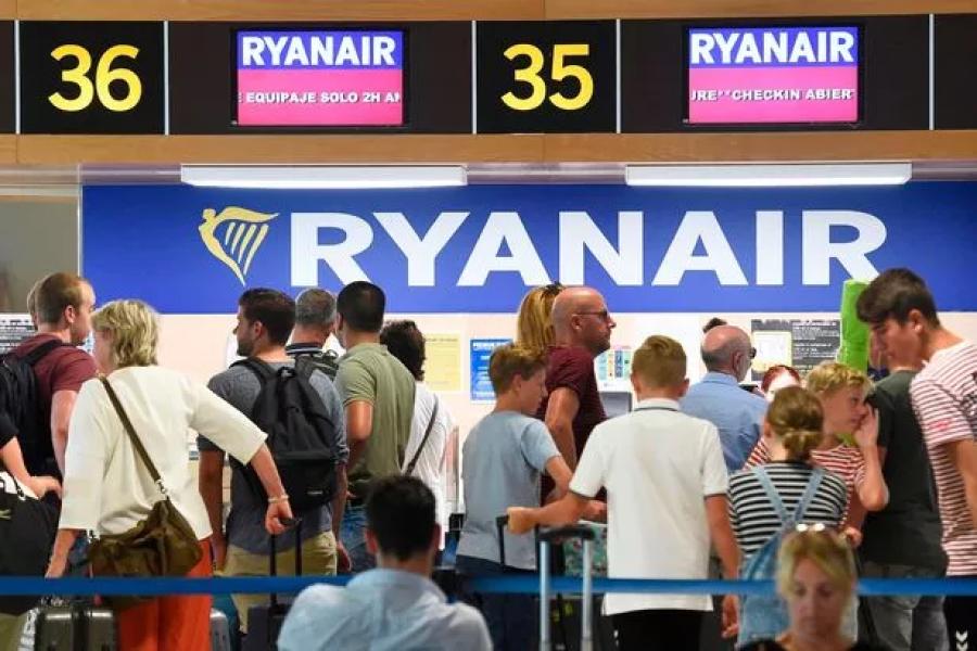 Пасажири стоять у черзі біля стійок реєстрації Ryanair в аеропорту Валенсії