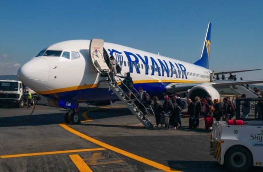 Ryanair змушений був виплатити пасажиру 220 фунтів стерлінгів після «невинного коментаря» пілота