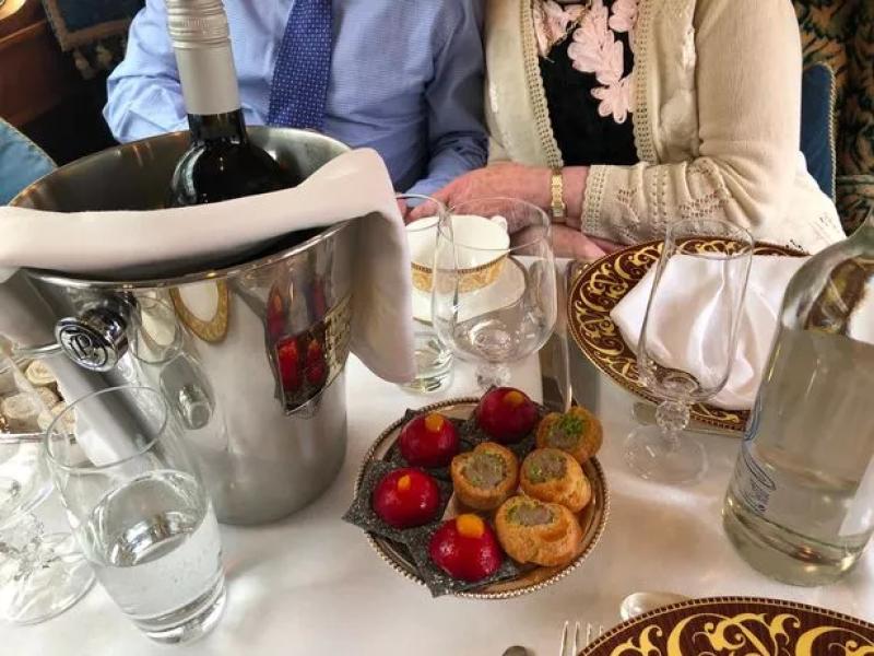 Канапе з козячого сиру та буряка, подані на крекері (не на камені)