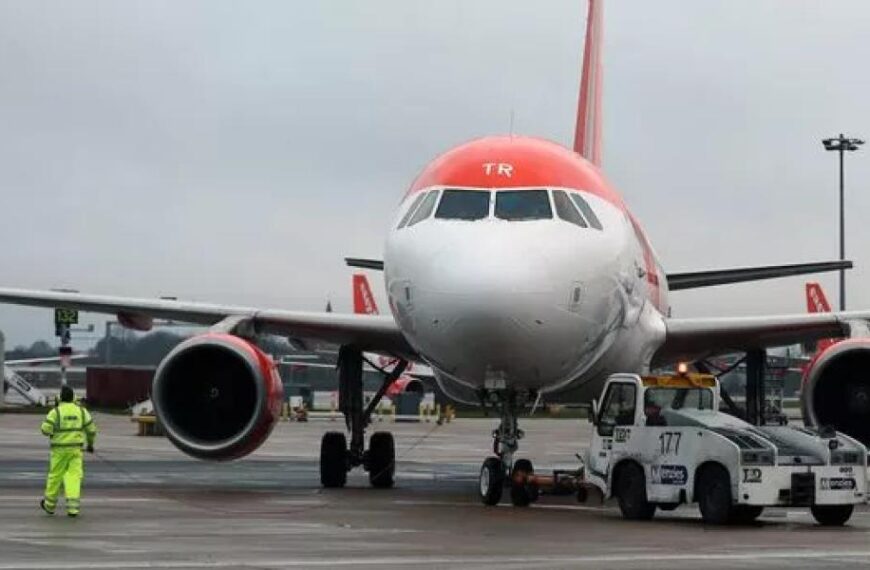 Бортпровідники EasyJet прогуляються Іспанією у ключові літні дати