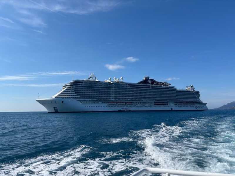 Круїзний лайнер MSC Seaview в океані