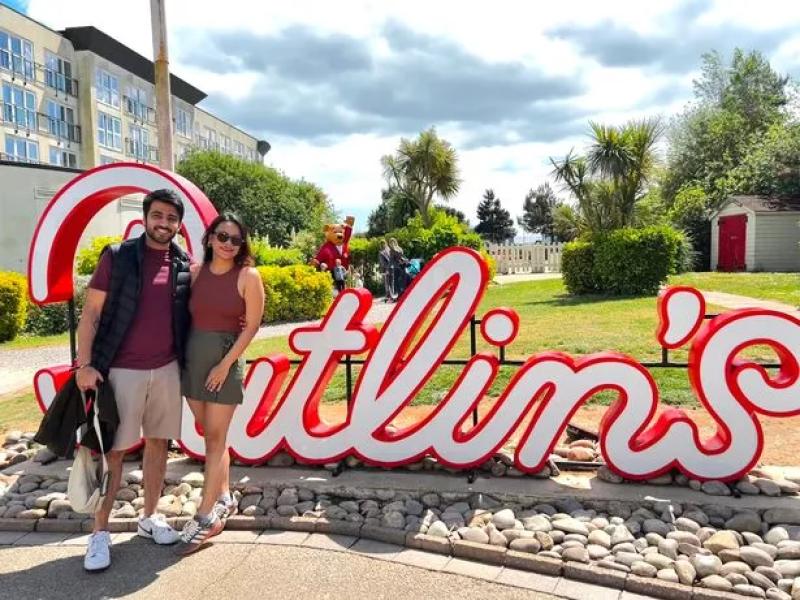 Парул та її партнер перед вивіскою Butlin's