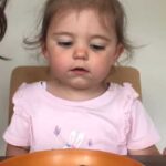 Дівчинка всіма силами намагалася ігнорувати шоколадки, які мама залишила на…