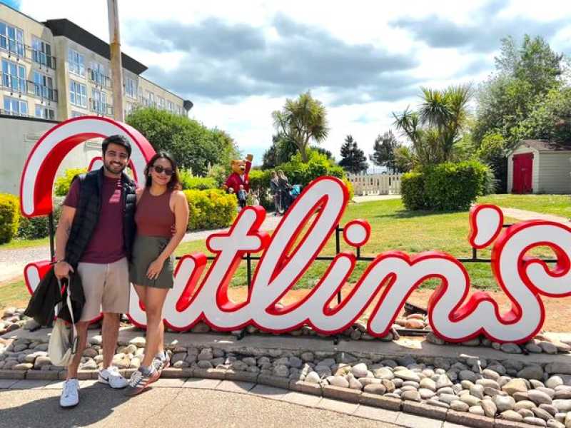 Парул та її партнер перед вивіскою Butlin's