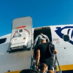 Експерт розповів, які місця в літаку варто обрати для відпочинку…