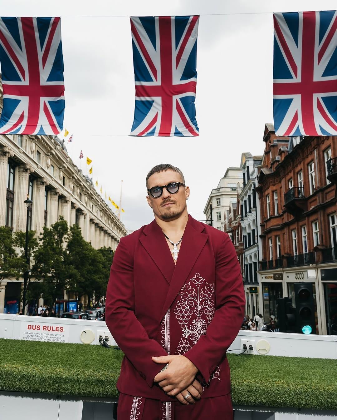 Усик з'явився в Лондоні в костюмі від українського бренду / фото instagram.com/damirli_official Усик з'явився в Лондоні в костюмі від українського бренду / фото instagram.com/damirli_official