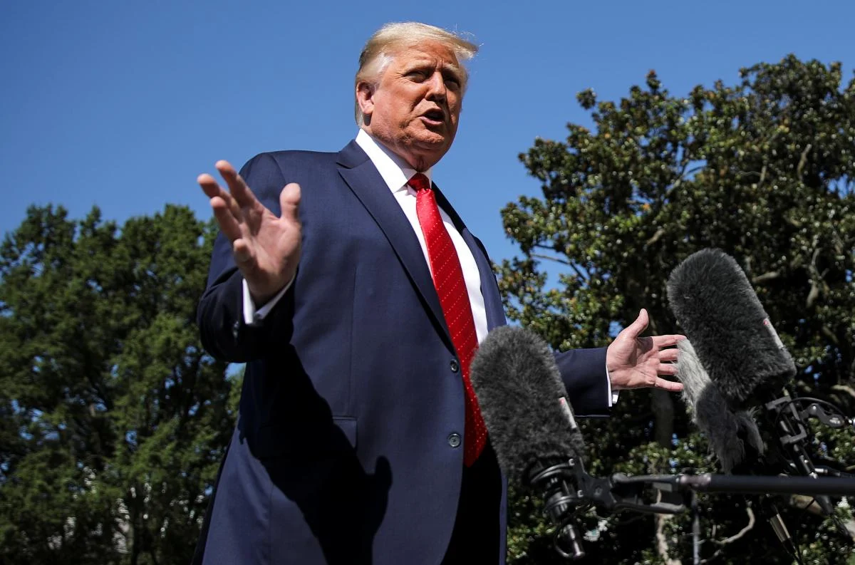 Дональд Трамп присвятив свої нові парфуми своїм перемогам на виборах / фото REUTERS Дональд Трамп присвятив нові парфуми своїм перемогам на виборах / фото REUTERS
