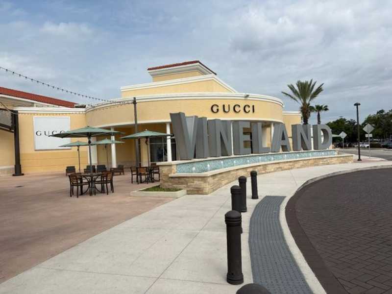 Перед торговим центром Orlando Vineland Premium Outlets