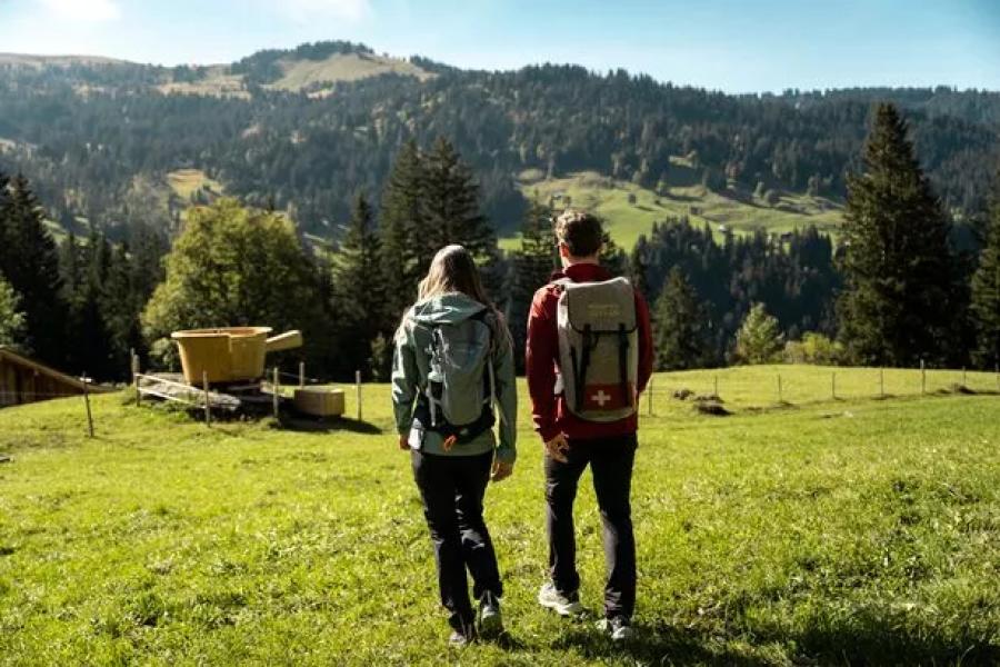 Люди стоять перед горами