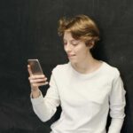 Де слід класти телефон згідно з етикетом: поради на кожен…