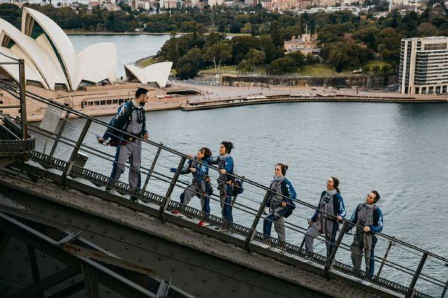 Сім'я насолоджується знайомством з корінними народами Буррава на BridgeClimb, Сідней