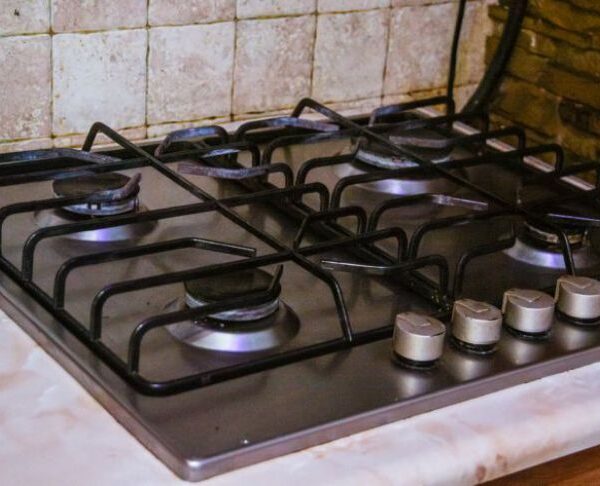 Як відмити каструлю, що пригоріла: копійчаний порошок, який впорається з тим, що не взяла жодна хімія