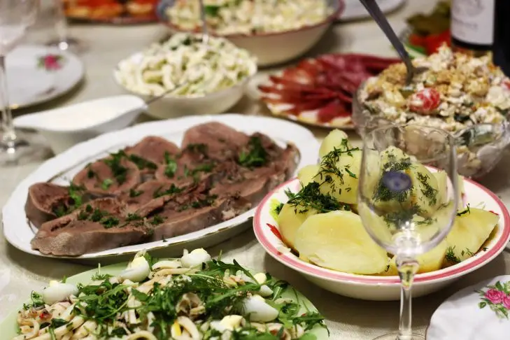 Яка улюблена пара продуктів провокує набряки: ви їсте це щодня і дивуєтесь мішкам під очима еда