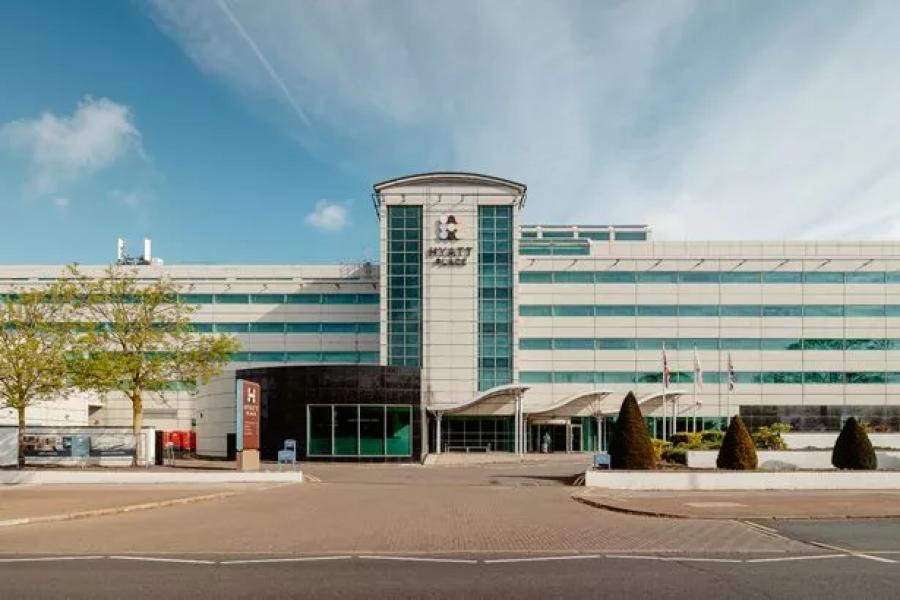 Вид на вхід до готелю Hyatt Place в аеропорту Лондон Хітроу