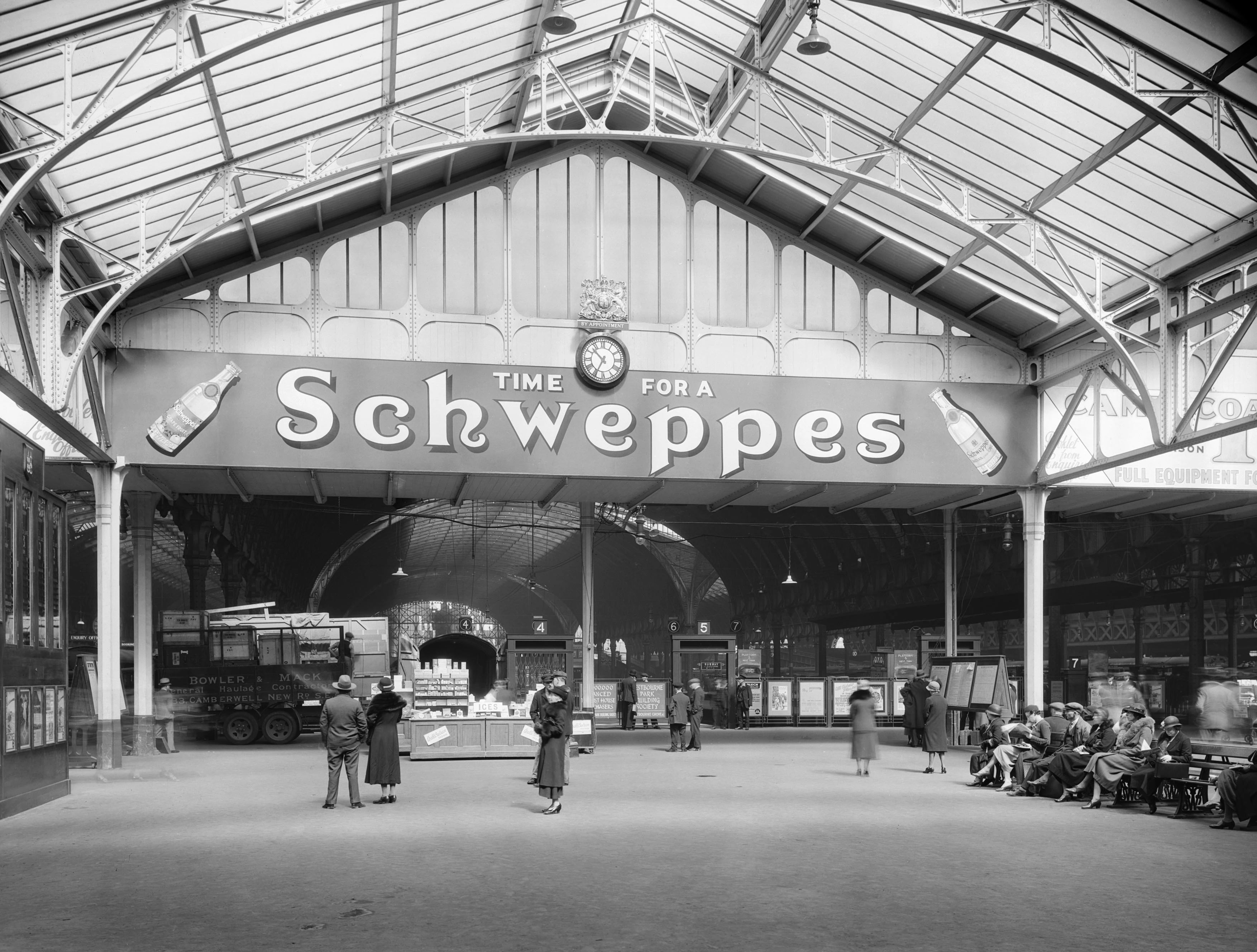 Реклама Schweppes на станції Паддінгтон у Лондоні, 1934 рік. Фото: Getty Images1