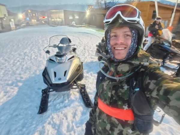 Чарльз перед Ski-Doo