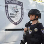 На Сумщині у складі евакуаційних груп – єдина жінка-поліцейська, Олена…