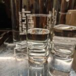 Чому не можна пити воду відразу після їжі: ця звичка…