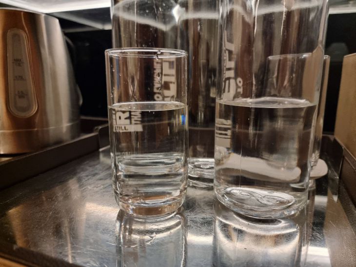 Навіщо потрібна сіль при зневодненні: чому пити одну воду під час дієти? вода