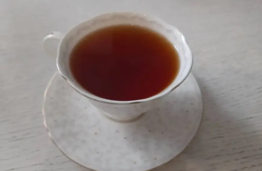 Чому не можна пити гарячий чай з медом: ви перетворюєте ліки на отруту