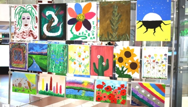 У Миколаєві відкрилася виставка картин, створених дружинами, матерями та доньками військових