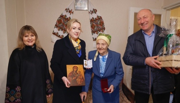 Колишній зв’язковій ОУН Парасковії Метинській вручили відзнаку з нагоди 100-річного ювілею