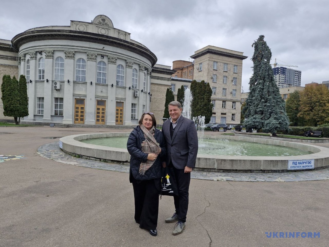 Галина Мещерякова і Роман Сущенко на тлі облради Галина Мещерякова і Роман Сущенко на тлі облради