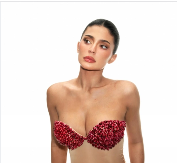 Кайлі Дженнер здивувала всіх: ліф із зерен граната на новій фотосесії