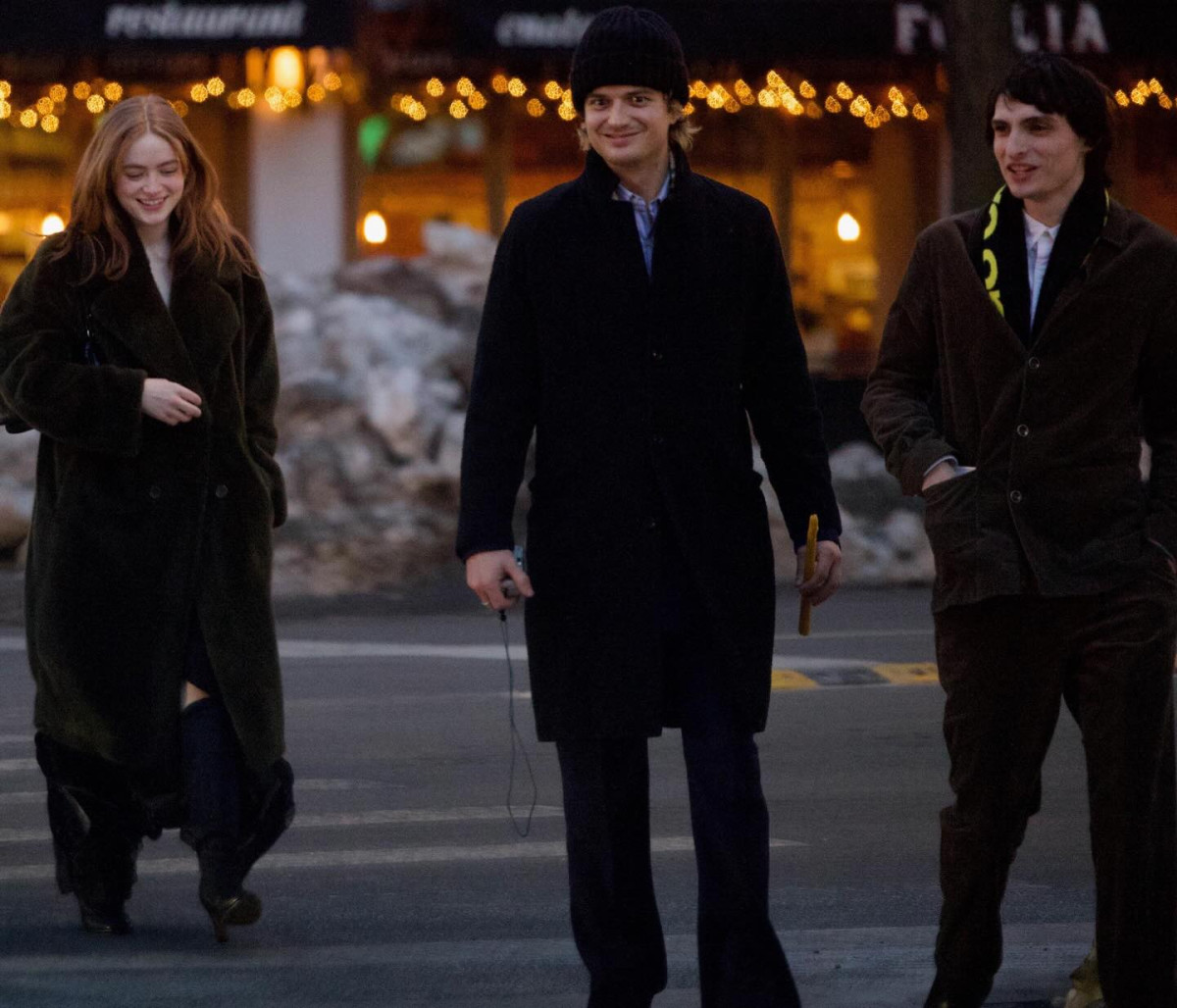 Мая Хоук, донька Ітана Гоука і Уми Турман, одружилася на камерній церемонії, куди були запрошені зірки серіалу "Дивні дива".6