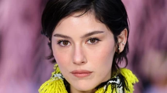 Паризький дебют Грейсі Абрамс: нова піксі-зачіска з французьким вайбом