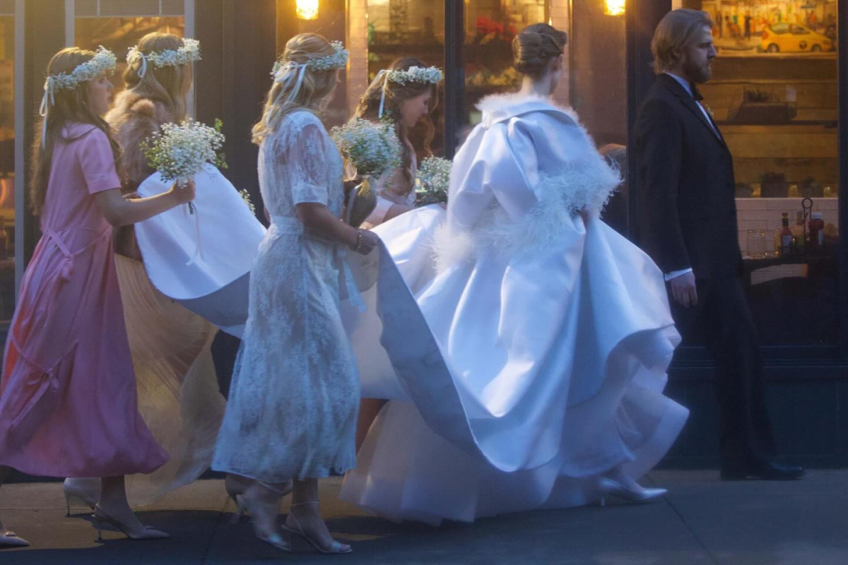 Мая Хоук, донька Ітана Гоука і Уми Турман, одружилася на камерній церемонії, куди були запрошені зірки серіалу "Дивні дива".2