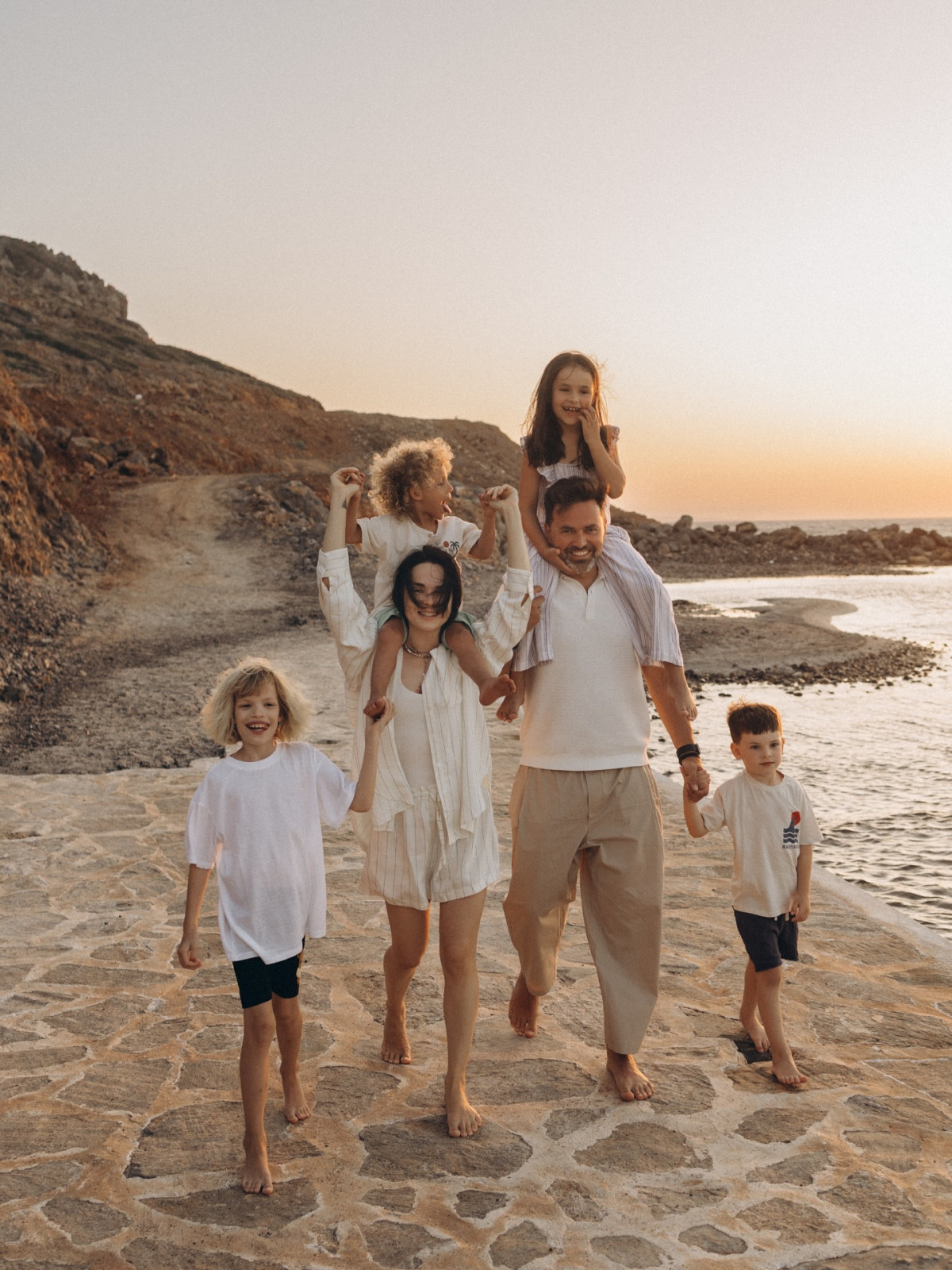 5 мотивуючих розповідей відомих світових та українських знаменитостей, що подарували малечі батьківську любов.3