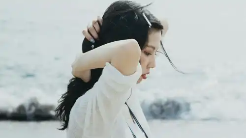 Українки миють голову по-особливому: покрокова інструкція для сяючого волосся