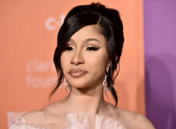 Cardi B повідомила зі сцени, що більше не перебуває у…