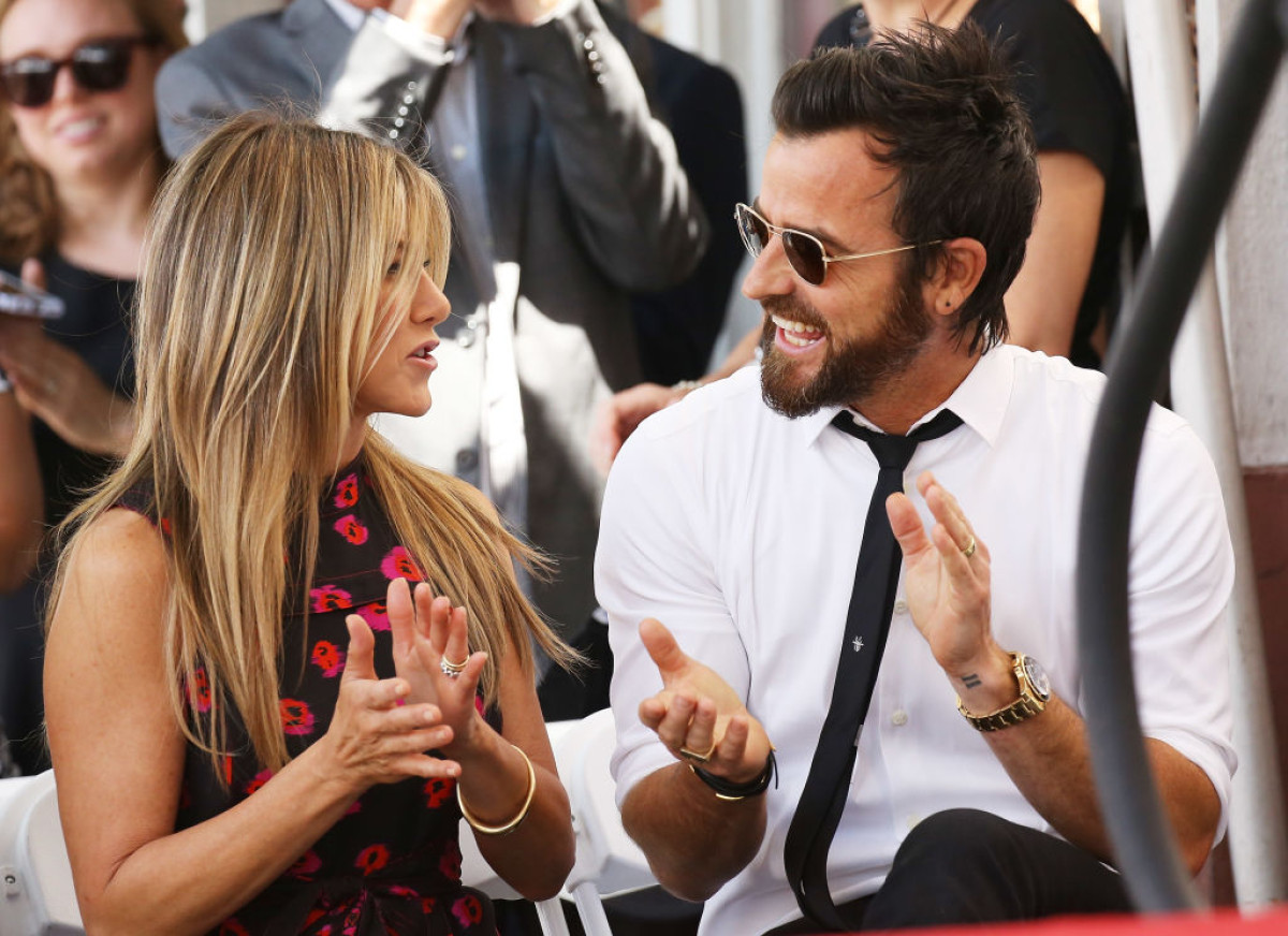 Еністон підтвердила роман з Кертісом.
1