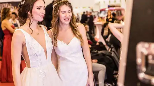 Як же дратує звичай наречених вимагати від гостей дрес-код на весіллях…