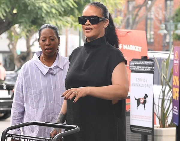 Ріанна з каблучкою на пальці розбурхала чутки про заручини