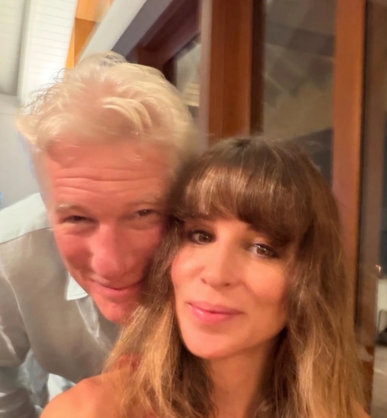 Річард Гір тепло вітав свою дружину і сяяв поруч із…