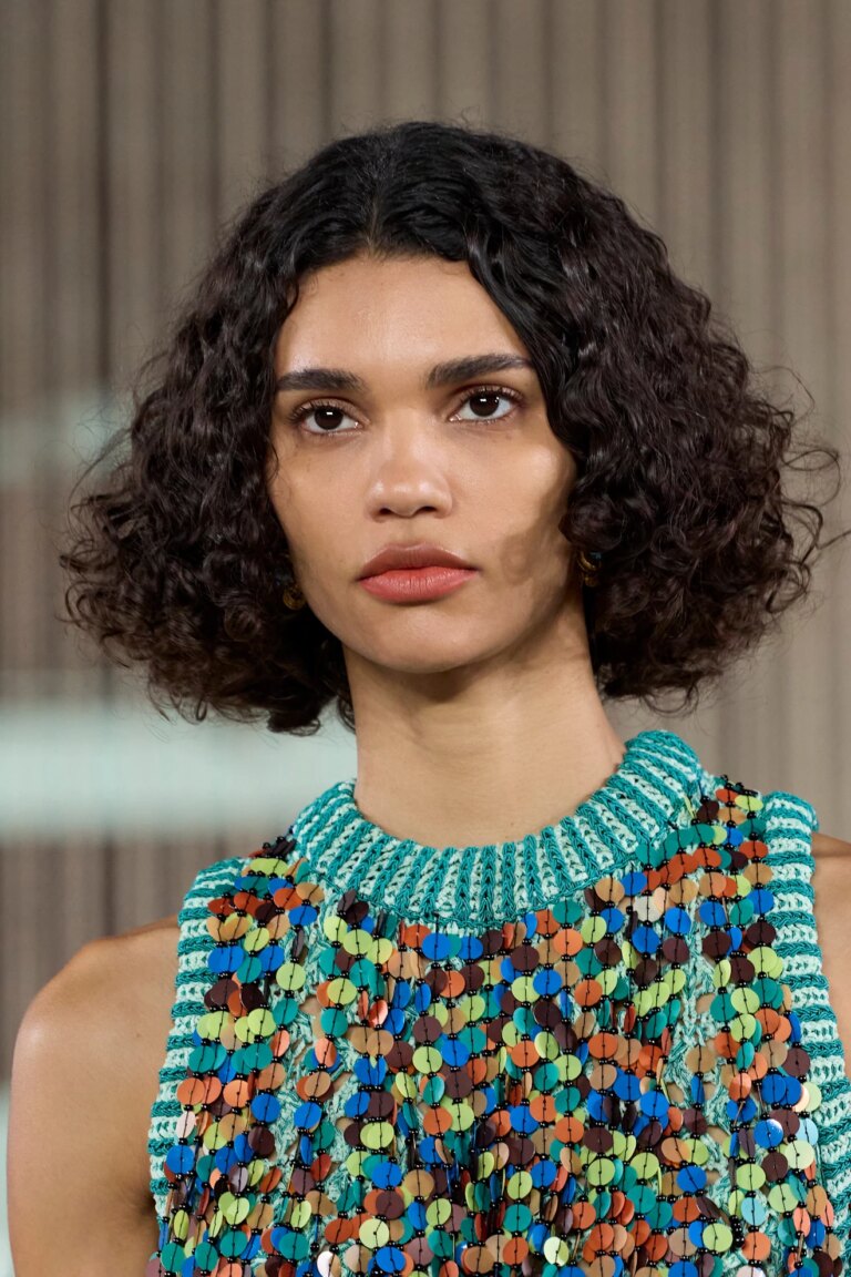 7 коротких зачісок для кучерявого волосся, що чудово підійдуть для весняного сезону 2