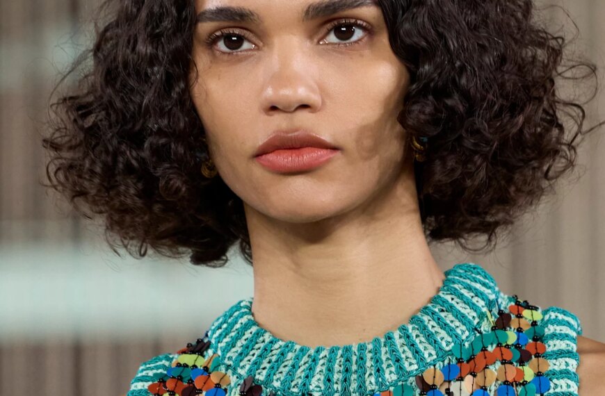 7 коротких зачісок для кучерявого волосся, що чудово підійдуть для весняного сезону