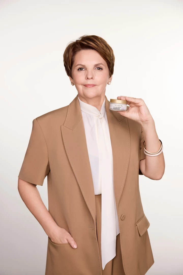 Олена Фроляк, журналістка та представниця бренду L'Oréal Paris з лінійки Вік Експерт, розповідає про стійкість, вікові зміни, улюблені косметичні продукти та літературні твори.6